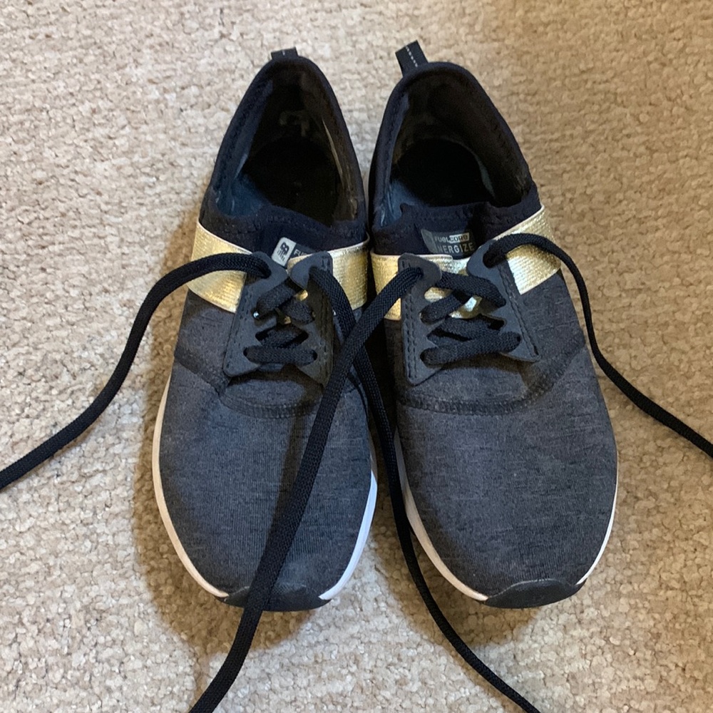 New Balance tennis shoes! Great condition! Size 5 womens